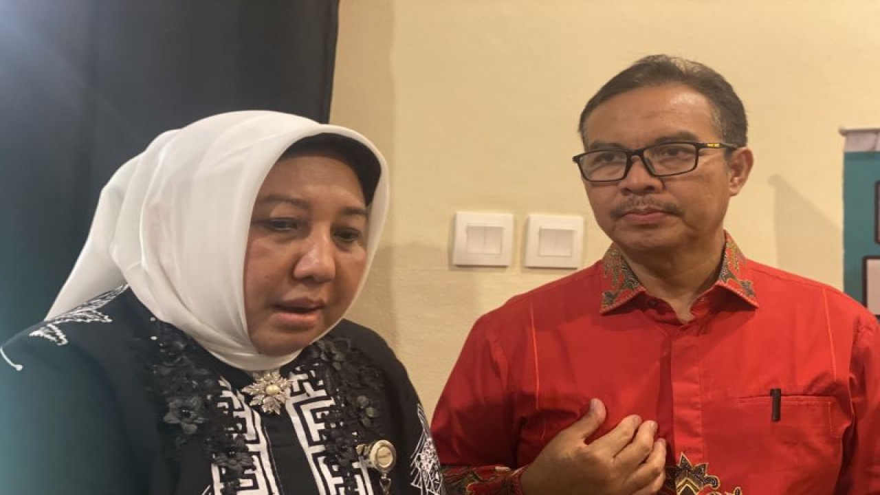 Kepala Badan Kependudukan dan Keluarga Berencana Nasional (BKKBN) Hasto Wardoyo (kanan) dan Kepala Perwakilan BKKBN Jatim Maria Ernawati (kiri) dalam Munas IV IPeKB Indonesia di Surabaya, Jawa Timur, Rabu (7/6/2023). (ANTARA/AstridFaidlatulHabibah)
