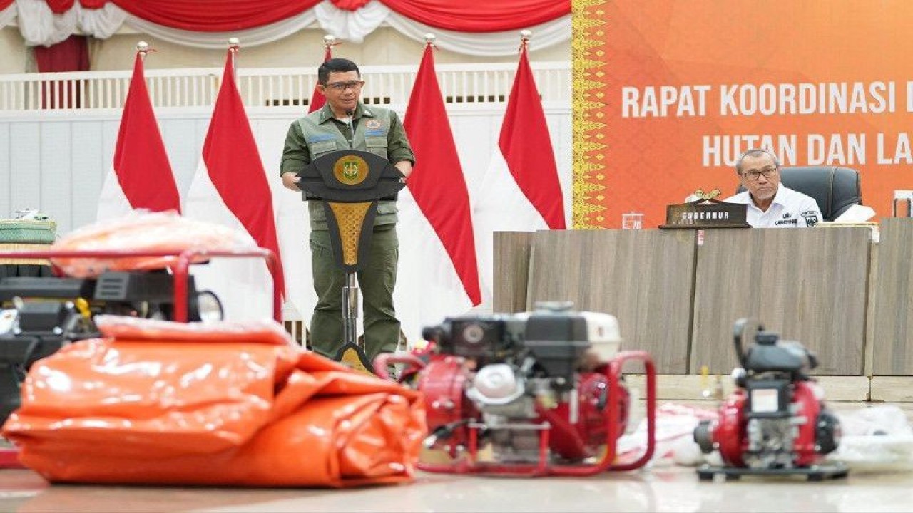 Kepala BNPB RI Letjen TNI Suharyanto menyerahkan bantuan perlengkapan penanganan kebakaran hutan dan lahan (karhutla)  untuk Provinsi Riau, Rabu (07/06/2023). ANTARA/HO-Humas Pemprov Riau.