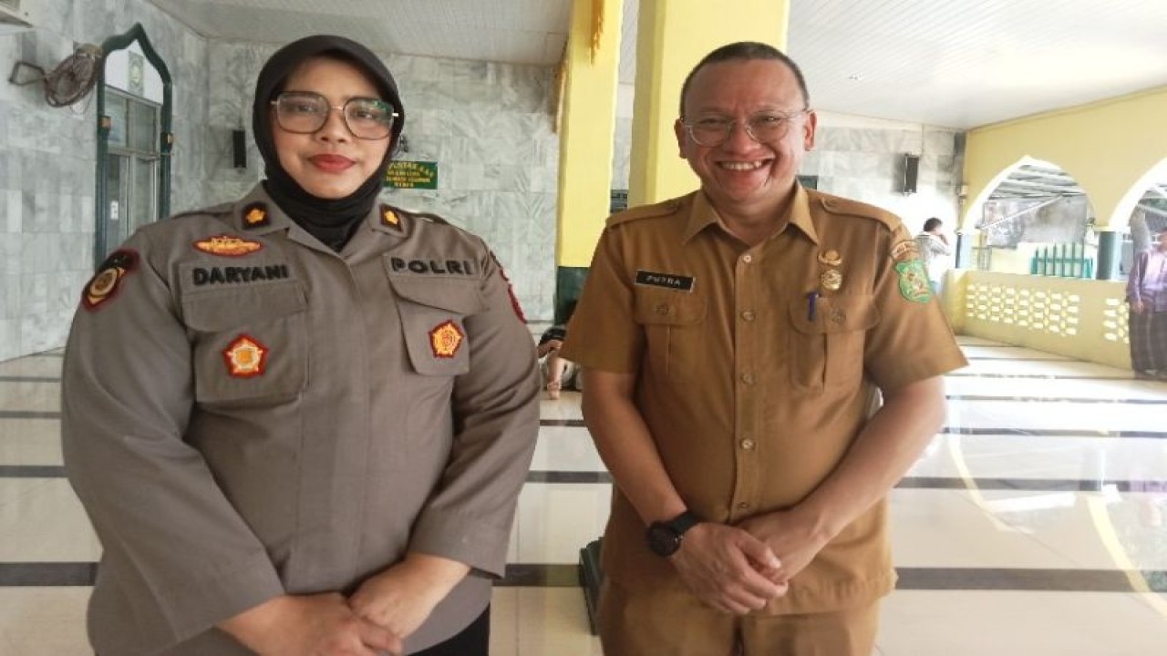 Kepala Dinas Pendidikan dan Kebudayaan Kota Medan Laksamana Putra Siregar (kanan). ANTARA/ Said