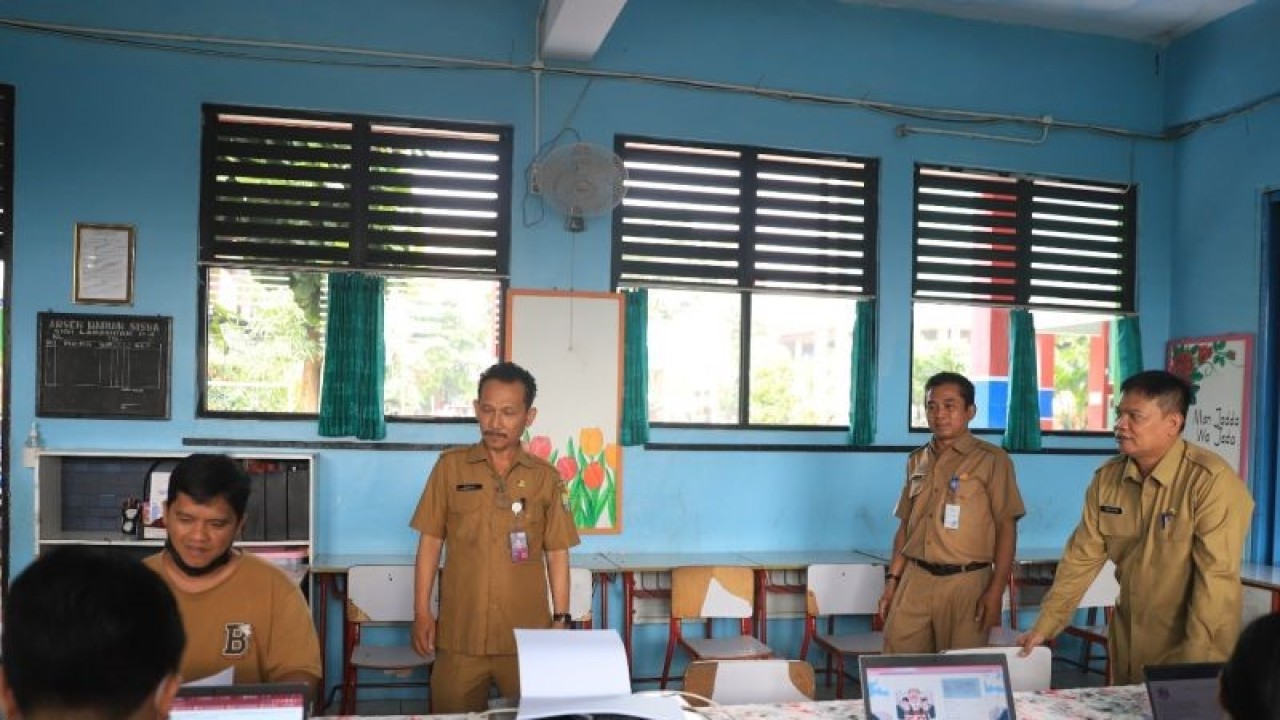 Kepala Dinas Pendidikan (Dindik), Kota Tangerang, Jamaluddin (paling kanan) saat memantau PPDB tingkat SD. ANTARA/HO