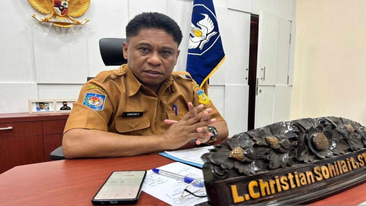 Kepala Dinas Pendidikan Perpustakaan dan Arsip Daerah (DPPAD) Provinsi Papua Chistian Sohilait. (ANTARA/Qadri Pratiwi)