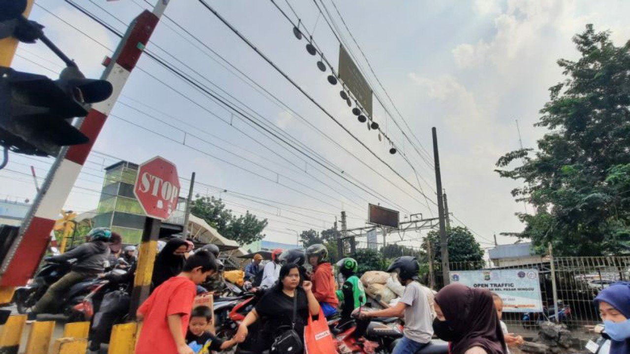 Penampakan pintu perlintasan kereta api di Jalan Masjid Al-Makmur, Pejaten Timur, Pasar Minggu, Jakarta, Rabu (14/6/2023). ANTARA/Luthfia Miranda Putri