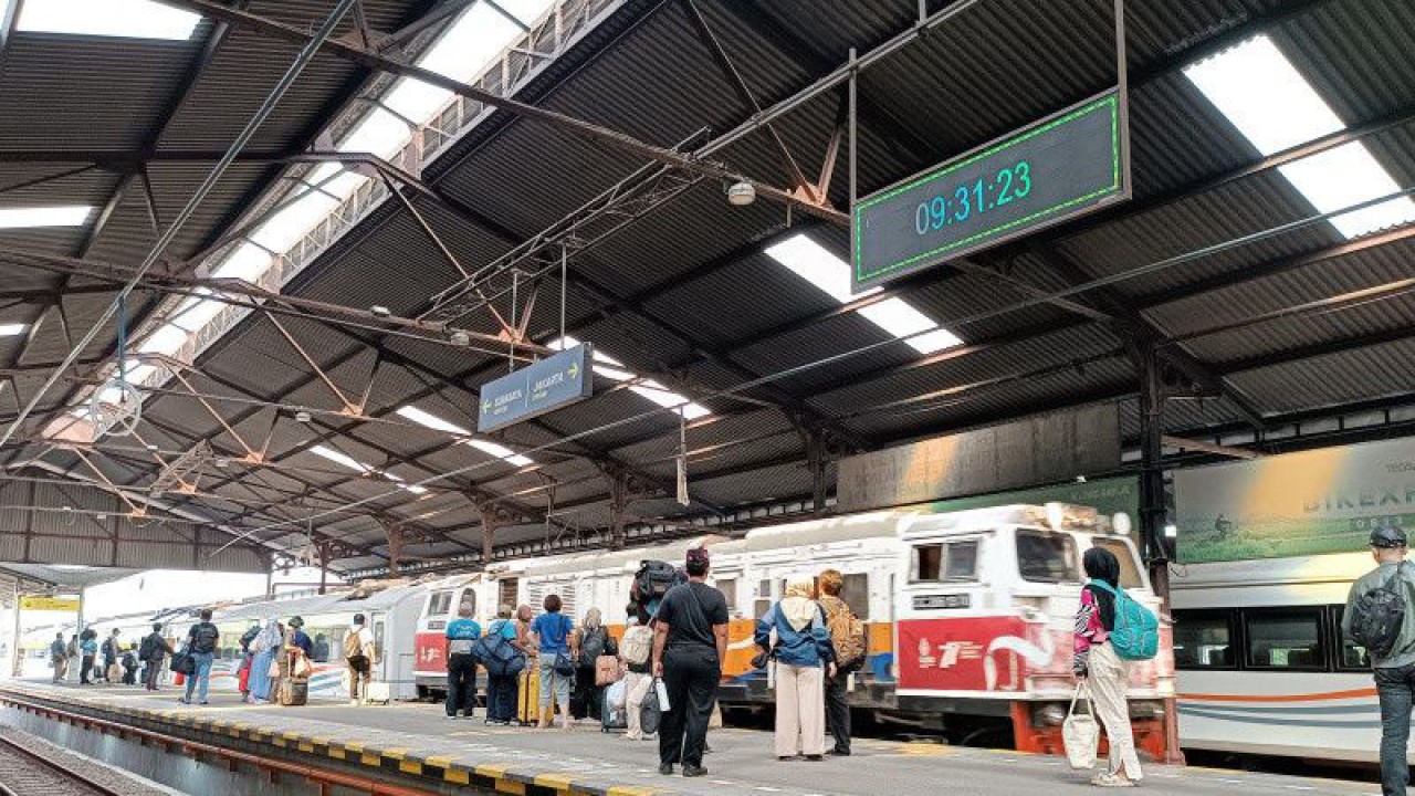 Sejumlah pengguna jasa kereta api saat akan naik kereta di Stasiun Cirebon, Jawa Barat, Minggu (4/6/2023). ANTARA/Khaerul Izan