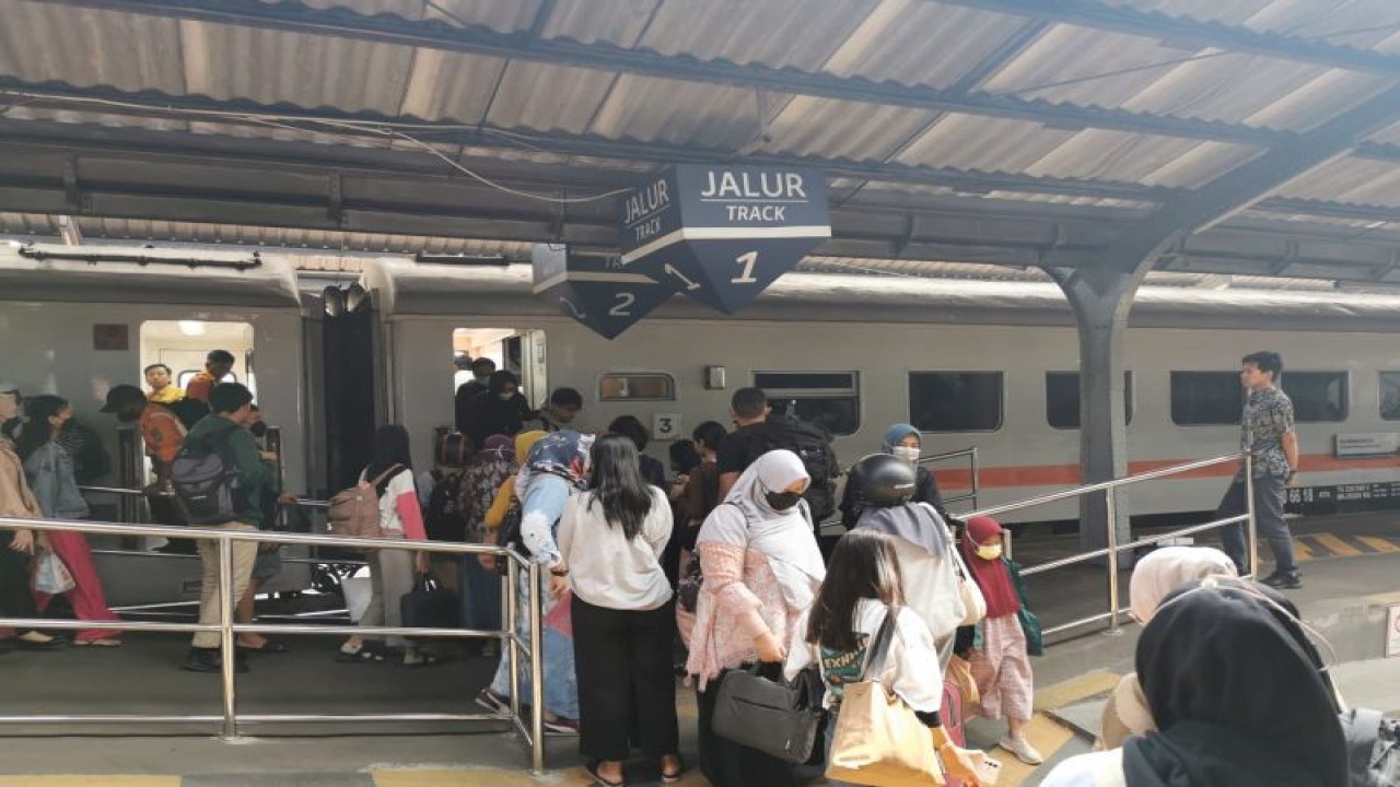 Kepadatan penumpang KA Probowangi yang turun dari Stasiun Jember, Selasa (20/6/2023) (ANTARA/HO-Humas KAI Daop 9 Jember)