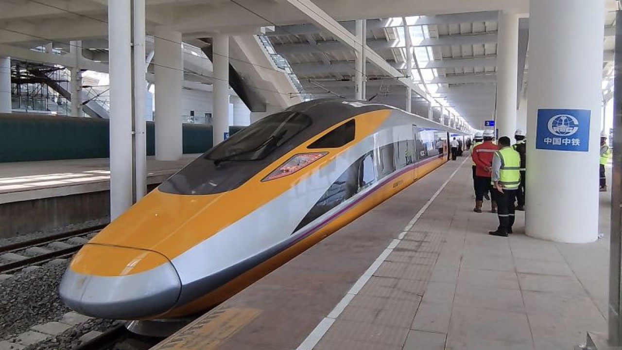 Kereta cepat tiba di Stasiun Tegalluar, Kabupaten Bandung, Jawa Barat, Kamis (22/6/2023). (ANTARA/Bagus Ahmad Rizaldi)