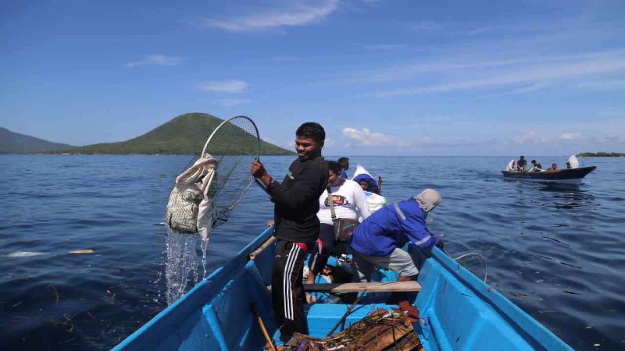 Warga mengangkut sampah saat aksi bersih sampah laut di perairan Ternate, Kota Ternate Maluku Utara, Minggu (28/5/2023). ANTARA FOTO/Andri Saputra/rwa.
