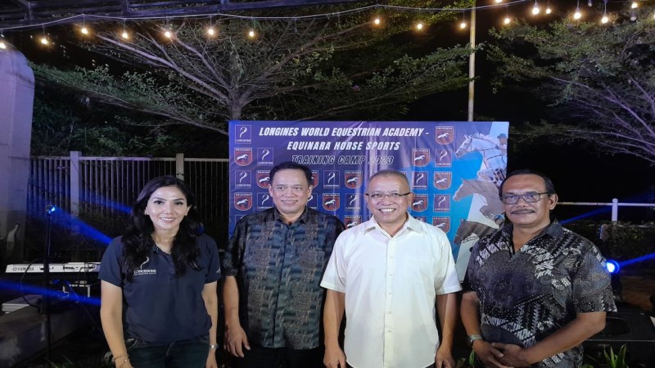 Dari kiri CEO Equinara Horse Sport Adinda Yuanita, Direktur pengembangan dan operasi PT Pulo Mas Jaya Tomi Fajar Santoso, Wakil Ketua Umum III PP PORDASI Bambang Hartawan, Ketua KONI DKI Jakarta Hidayat Humaid Equinara Academy usai menghadiri jumpa pers Longines World Equestrian Academy 2023 (LWEA) di Jakarta International Equistrian Park (JIEP), Pulomas, Jakarta, Kamis (16/6/2023). (ANTARA/FAJAR SATRIYO)