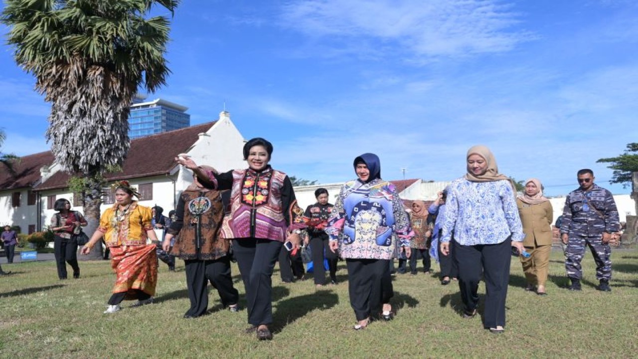 Ketua Tim PKK Kota Makassar Indira Yusuf Ismail (tengah) bersama Ketua Persit/isteri Panglima TNI Vero Yudo Margono di sela kegiatan MNEK 2023 di Makassar, Senin (5/6/2023). (Antara/Suriani Mappong)
