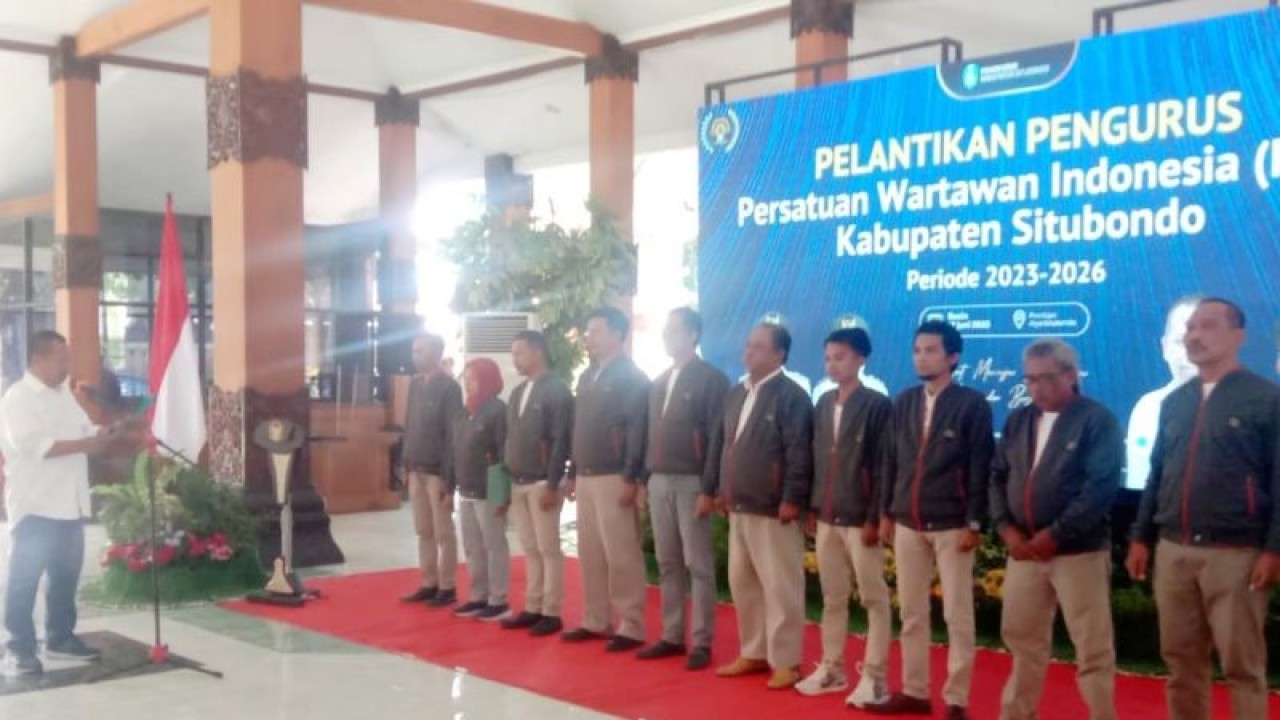 Ketua PWI Jatim Luthfil Hakim melantik PWI Situbondo. Senin (12/6/2023) ANTARA/Novi Husdinariyanto