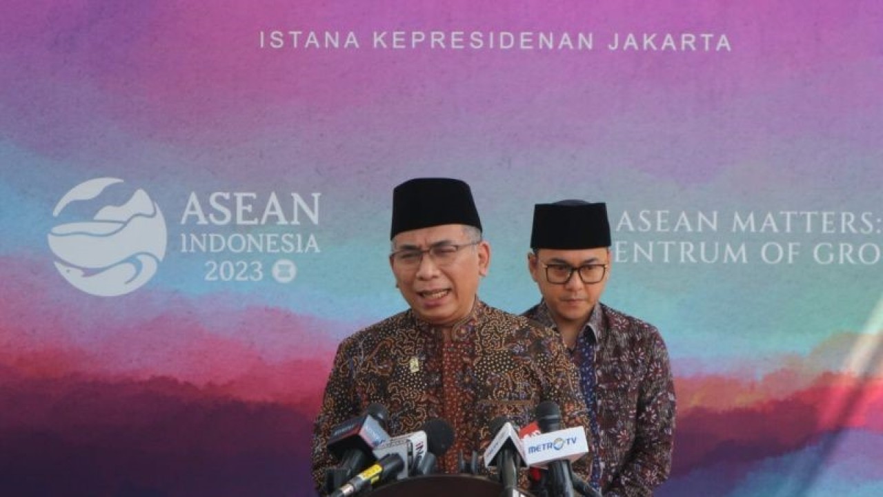 Ketua Umum Pengurus Besar Nahdlatul Ulama (PBNU) Yahya Cholil Staquf menyampaikan keterangan pers di lingkungan Istana Kepresidenan Jakarta, Jumat (9/6/2023). (ANTARA/Rangga Pandu Asmara Jingga)