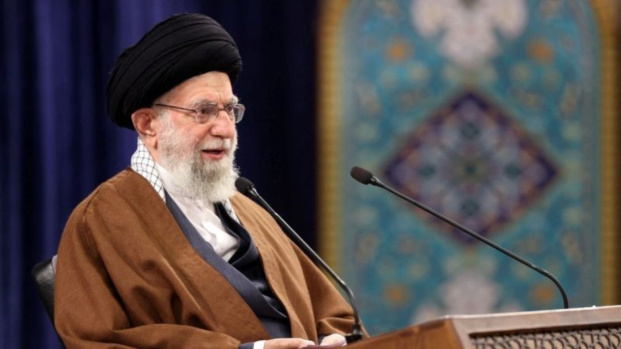 Arsip - Pemimpin Tertinggi Iran Ayatollah Ali Khamenei berbicara selama pertemuan melalui konferensi video dengan orang-orang dari Azarbaijan Timur di Teheran, Iran, Kamis (17/2/2022). ANTARA FOTO/Office of the Iranian Supreme Leader/WANA (West Asia News Agency)/Handout via REUTERS/WSJ/sad.