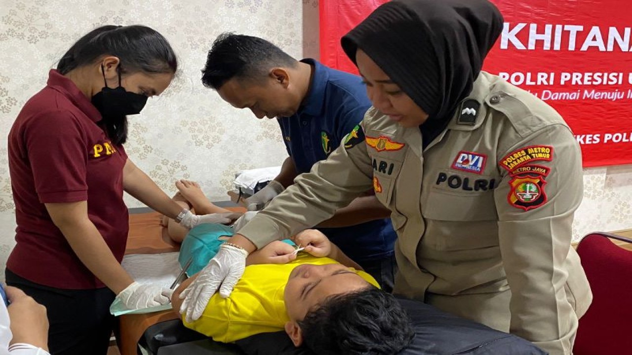 Anggota Bidang Kedokteran dan Kesehatan (Biddokkes) Polda Metro Jaya saat melakukan khitan terhadap salah satu peserta dalam khitanan masal gratis jelang HUT Bhayangkara Ke-77 di Aula Biddokkes Polda Metro Jaya, Senin (12/6/2023) ANTARA/HO-Humas Polda Metro Jaya