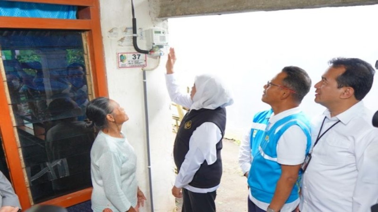 General Manager PT PLN (Persero) Unit Induk Distribusi (UID) Jawa Timur Lasiran (dua dari kanan) saat mendampingi Gubernur Jatim Khofifah Indar Parawansa mengecek pemasangan listrik di salah satu rumah. (ANTARA/HO-Humas PLN)