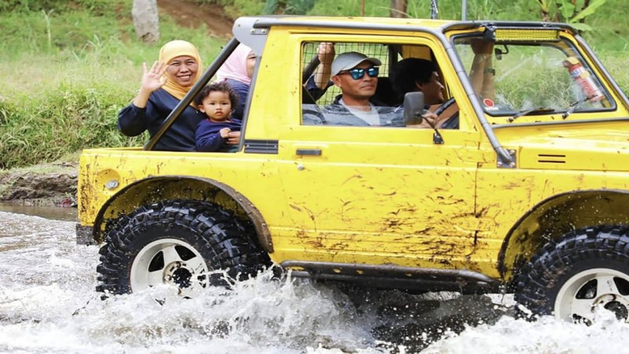 Gubernur Jawa Timur Khofifah Indar Parawansa (kiri) bersama cucunya, Alia (dua dari kiri) saat berada di mobil off road menuju Bukit Jengkoang, Kota Batu, Jawa Timur, Jumat (30/6/2023). ANTARA/HO-Biro Adpim Jatim