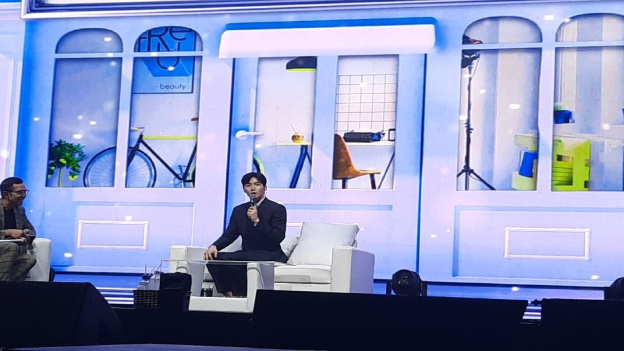 Aktor Kim Seon-ho dalam gelaran jumpa penggemar bertajuk "ONE, TWO, THREE, SMILE" di Tennis Indoor Senayan Jakarta, Jumat (2/6/2023). ANTARA/Lia Wanadriani Santosa