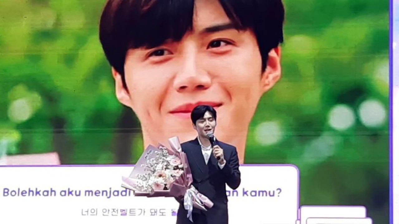 Aktor Kim Seon-ho dalam acara jumpa penggemar "ONE, TWO, THREE, SMILE" di Tennis Indoor Stadium Senayan, Jakarta pada Jumat (2/6/2023) malam. Dia membuka acara malam itu dengan menyanyikan lagu "Every Day Every Moment" milik penyanyi Paul Kim. (ANTARA/Lia Wanadriani Santosa)