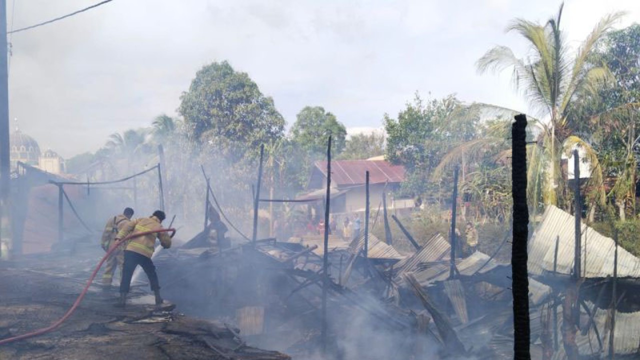 Delapan unit kios berkontruksi kayu terbakar di Gampong Cot Malem, Blang Bintang, Aceh Besar, Rabu (28/6/2023). (ANTARA/HO/BPBD Aceh Besar)