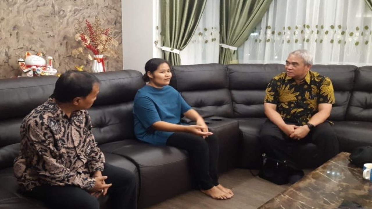 Marlia (duduk tengah) seorang WNI asal Kabupaten Sambas Kalimantan Barat menceritakan persoalan yang dialaminya kepada pihak KJRI Kuching. ANTARA/HO-Humas KJRI Kuching.