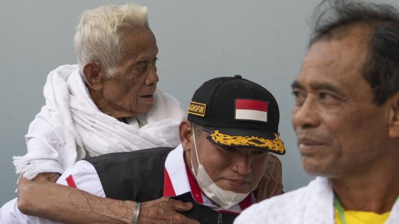 Petugas menggendong jamaah calon haji kloter SOC 47 turun dari bus setibanya di hotel sektor 7 Afaq Almashaeir di Mekkah, Arab Saudi, Kamis (8/6/2023). (ANTARA FOTO/WAHYU PUTRO A)