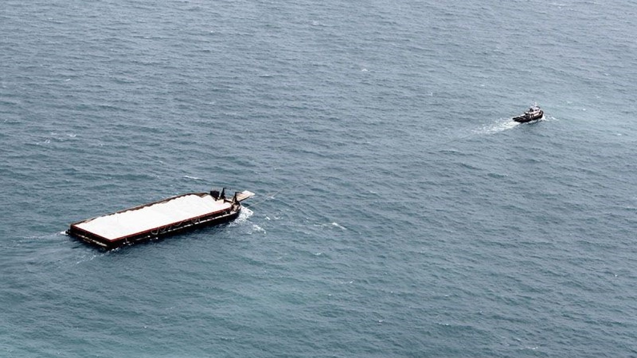 Ilustrasi - Sebuah kapal tunda menarik tongkang berisi pasir laut yang akan dibawa ke Singapura, di perairan Kepulauan Riau, Selasa (10/2). ANTARA FOTO/Joko Sulistyo/Rei/ama/pri. (ANTARA FOTO/JOKO SULISTYO)