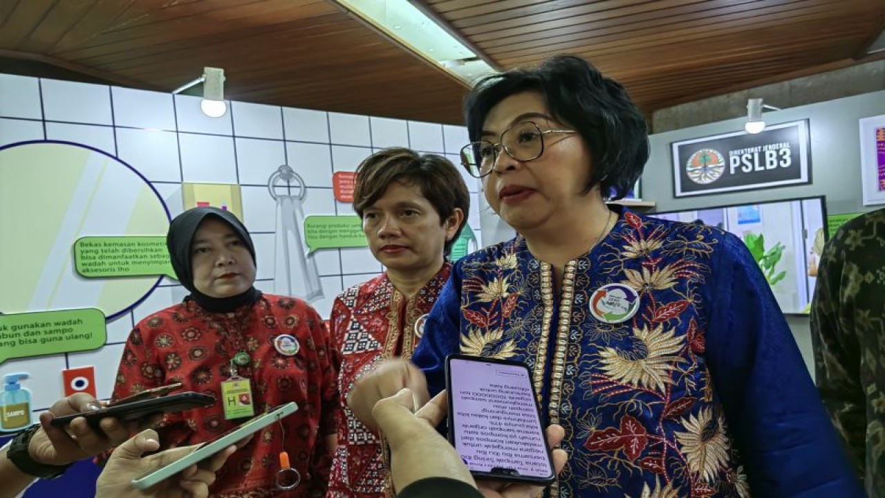 Direktur Jenderal Pengelolaan Sampah, Limbah, dan B3 KLHK Rosa Vivien Ratnawati (kanan) menggelar konferensi pers tentang Festival Peduli Sampah Nasional di Gedung Manggala Wanabakti, Kementerian LHK, Jakarta Pusat, Selasa (13/6/2023). (ANTARA/Sugiharto Purnama)