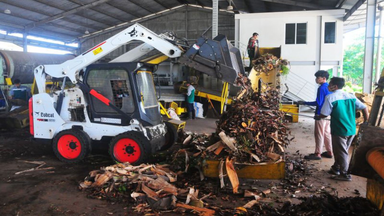 Pekerja mengolah sampah organik di tempat pengolahan sampah di Desa, Gondangmanis, Bae, Kudus, Jawa Tengah, Rabu (12/4/2023). Pemerintah menargetkan Indonesia bersih sampah melalui pengurangan sampah sebesar 30 persen dan penanganan sampah sebesar 70 persen pada tahun 2025. ANTARA FOTO/Yusuf Nugroho/foc.