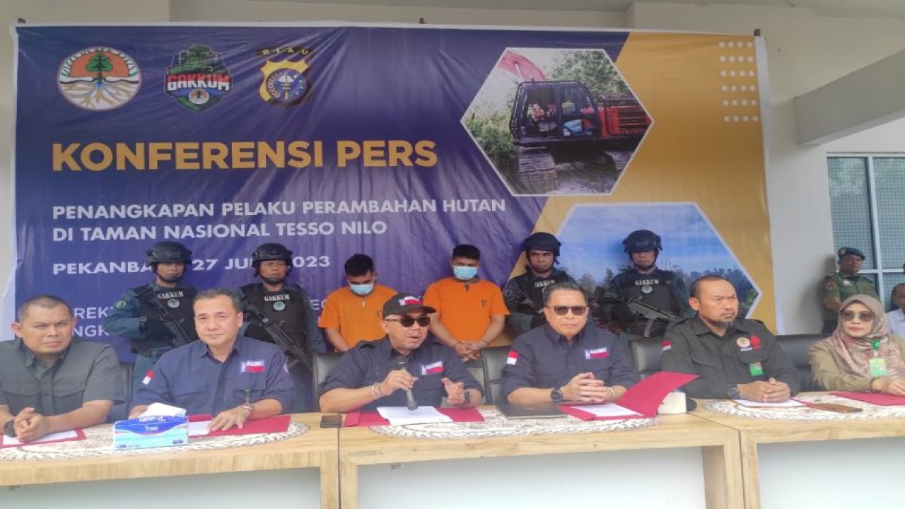 Tim gabungan Gakkum KLHK saat konfrensi pers perambahan TNTN di Kantor BB KSDA Riau. (ANTARA/HO-KLHK)