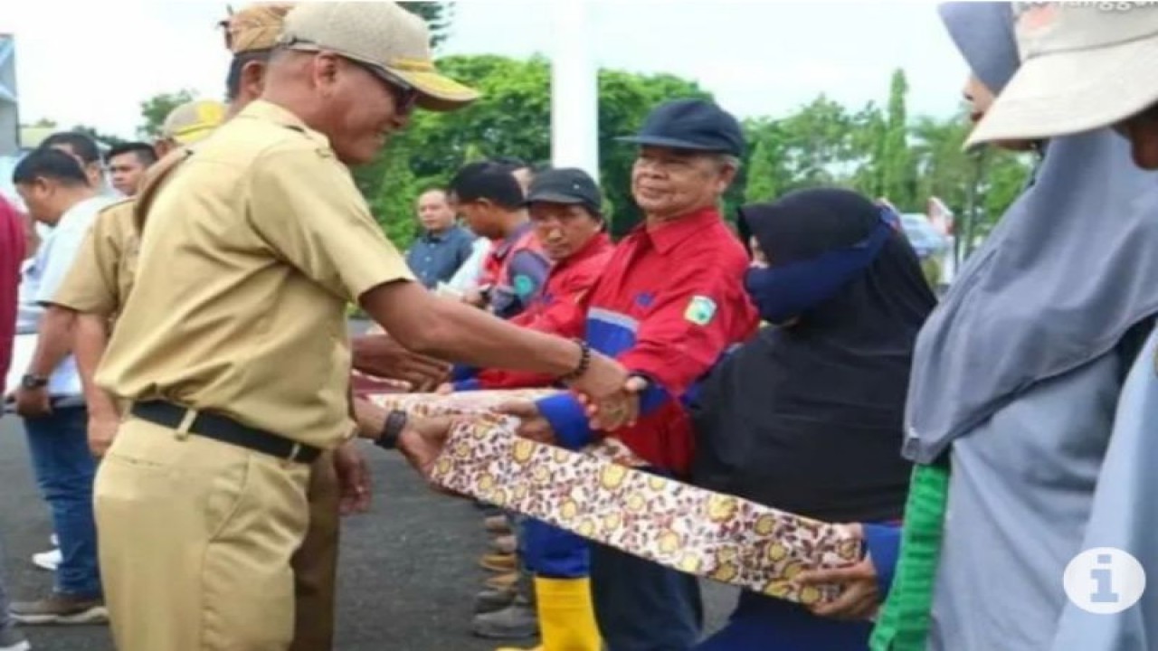 Bupati Tanah Laut HM Sukamta penyerahan bingkisan kepada enam petugas kebersihan dan tata kota DPRKPLH Tanah Laut, para rangkaian Hari Lingkungan Hidup Sedunia 2023, di halaman kantor bupati setempat. (ANTARA/HO-Diskominfo Tanah Laut)