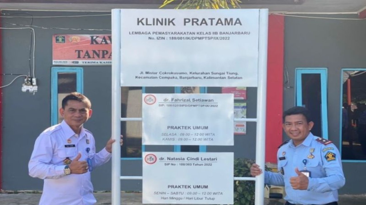 Direktur Perawatan Kesehatan dan Rehabilitasi Direktorat Jenderal Pemasyarakatan Direktorat Jenderal Pemasyarakatan Elly Yuzar bersama Kepala Lapas Kelas IIB Banjarbaru Amico Balalembang berfoto di depan klinik pratama lapas setempat. (ANTARA/HO-Lapas Banjarbaru)