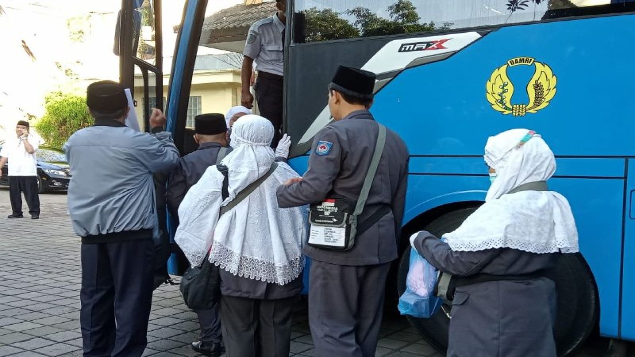 Ilustrasi - Pelepasan jemaah calon haji asal Kota Mataram, Provinsi Nusa Tenggara Barat tahun 2022, menuju Asrama Haji Embarkasi Lombok. ANTARA/Nirkomala