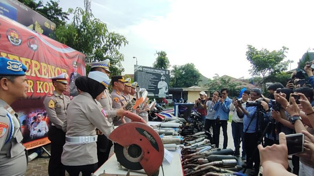 Jajaran Polresta Bogor Kota saat pengungkapan hasil sita knalpot brong di Makopolreta Kedung Halang, Kamis (15/6/2023). (ANTARA/Linna Susanti)