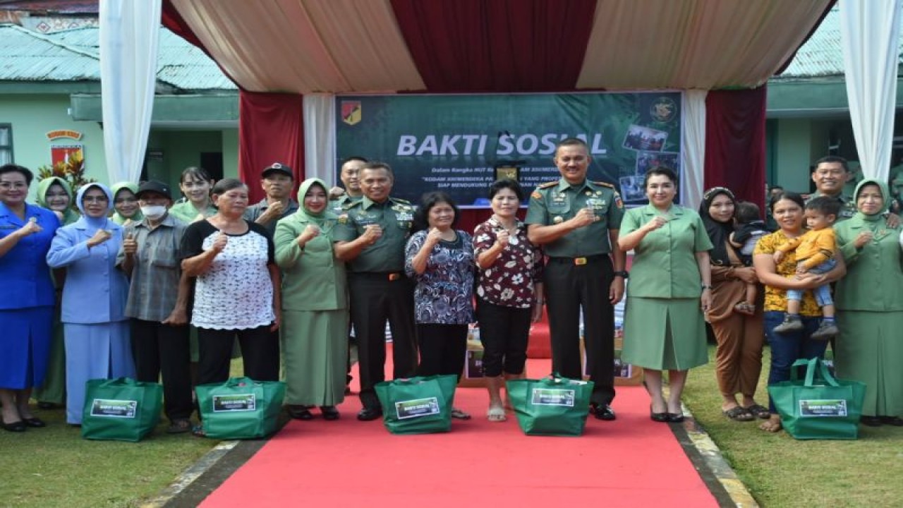 Kodam XIII/Merdeka melaksanakan bakti sosial dengan membagikan 50 paket sembako kepada anak- anak stunting dan lanjut usia, di Markas Kodim 1302/Minahasa. ANTARA/HO-Pendam XIII (1)