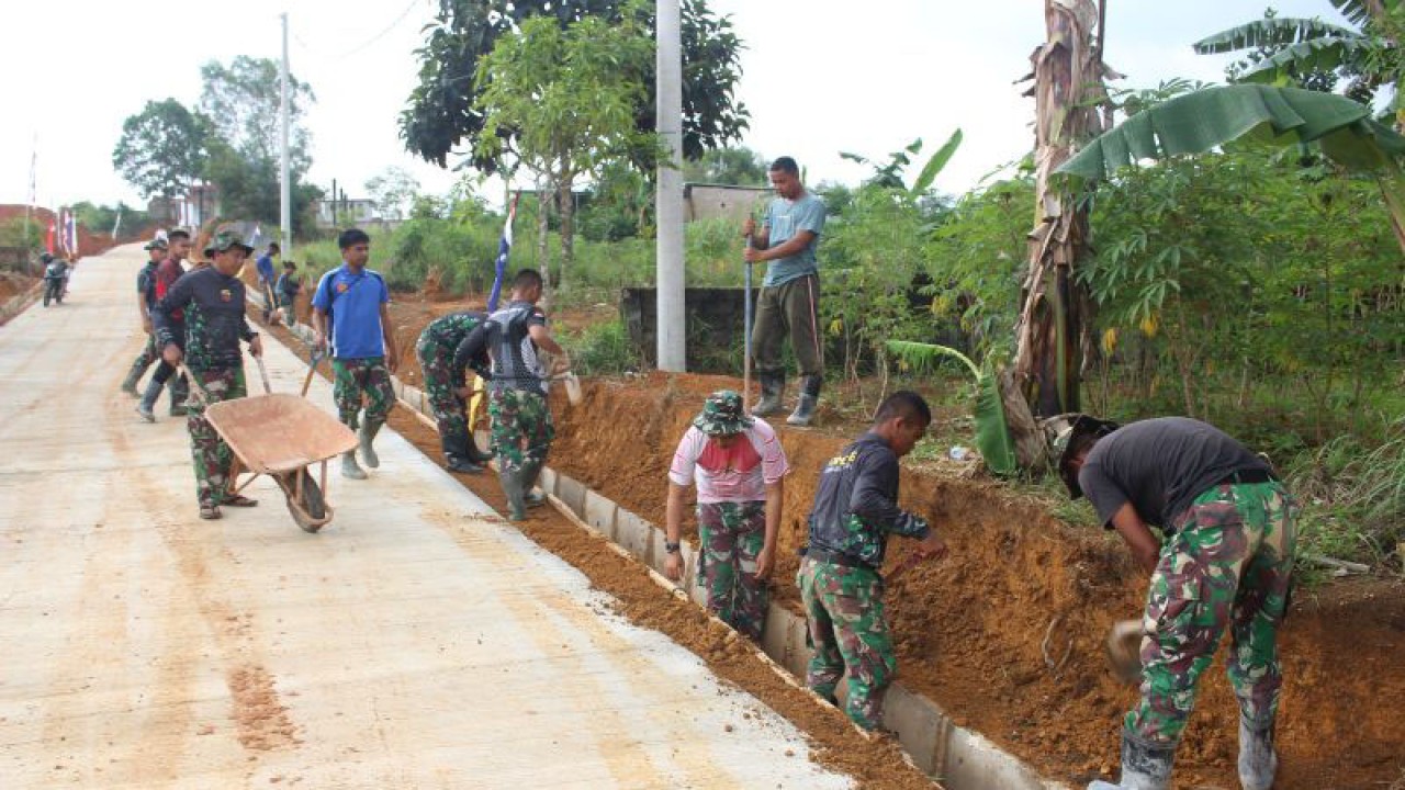 Petugas TMMD Kodim 0316/Batam sedang menyelesaikan pemasangan gorong-gorong (ANTARA/Yude)