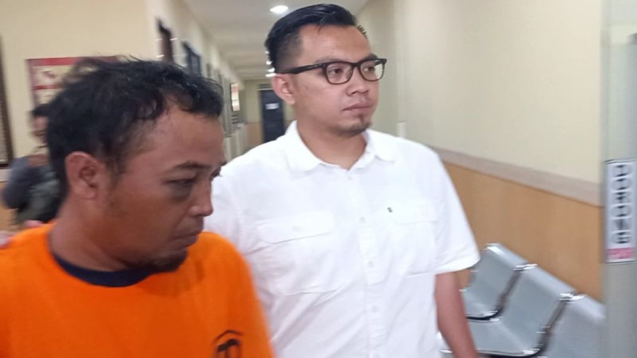 Tersangka penganiayaan di Koja, Jakarta Utara berinisial S atau B (kiri) dibawa untuk pemeriksaan di Markas Polres Pelabuhan Tanjung Priok, Jakarta Utara, Selasa (13/6/2023). ANTARA/HO-Polres Pelabuhan Tanjung Priok
