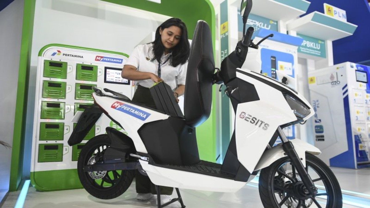 Arsip foto - Pekerja memasang baterai motor listrik Gesits yang dipamerkan pada Periklindo Electric Vehicle Show (PEVS) 2023 di JIExpo Kemayoran, Jakarta, Rabu (17/5/2023). (ANTARA FOTO/Hafidz Mubarak A/foc)