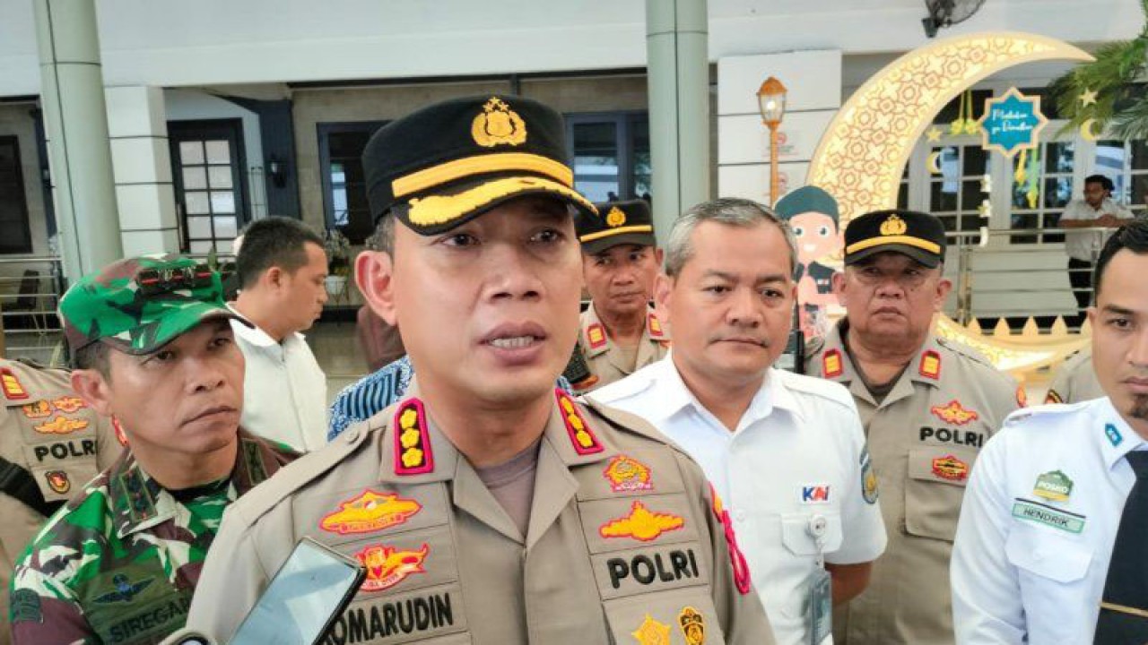 Arsip foto Kapolres Metro Jakarta Pusat Kombes Pol Komarudin di Stasiun Pasar Senen, Jakarta Pusat, Jumat (14/4/2023). ANTARA/Mentari Dwi Gayati