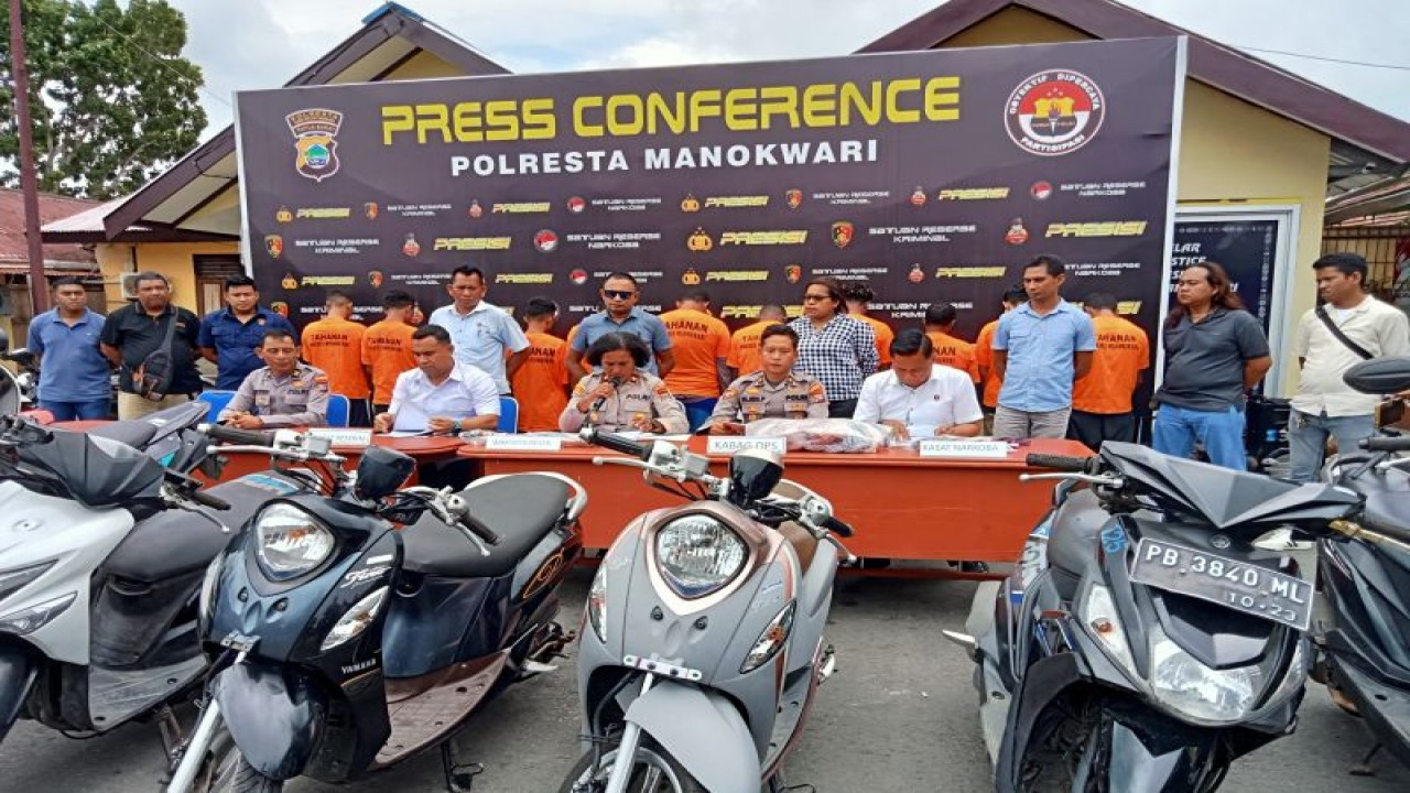 Polresta Manokwari menggelar konferensi pers pengungkapan kasus tindak pidana pencurian di Manokwari, Papua Barat, Selasa (6/6/2023) sore. (ANTARA/Fransiskus Salu Weking)