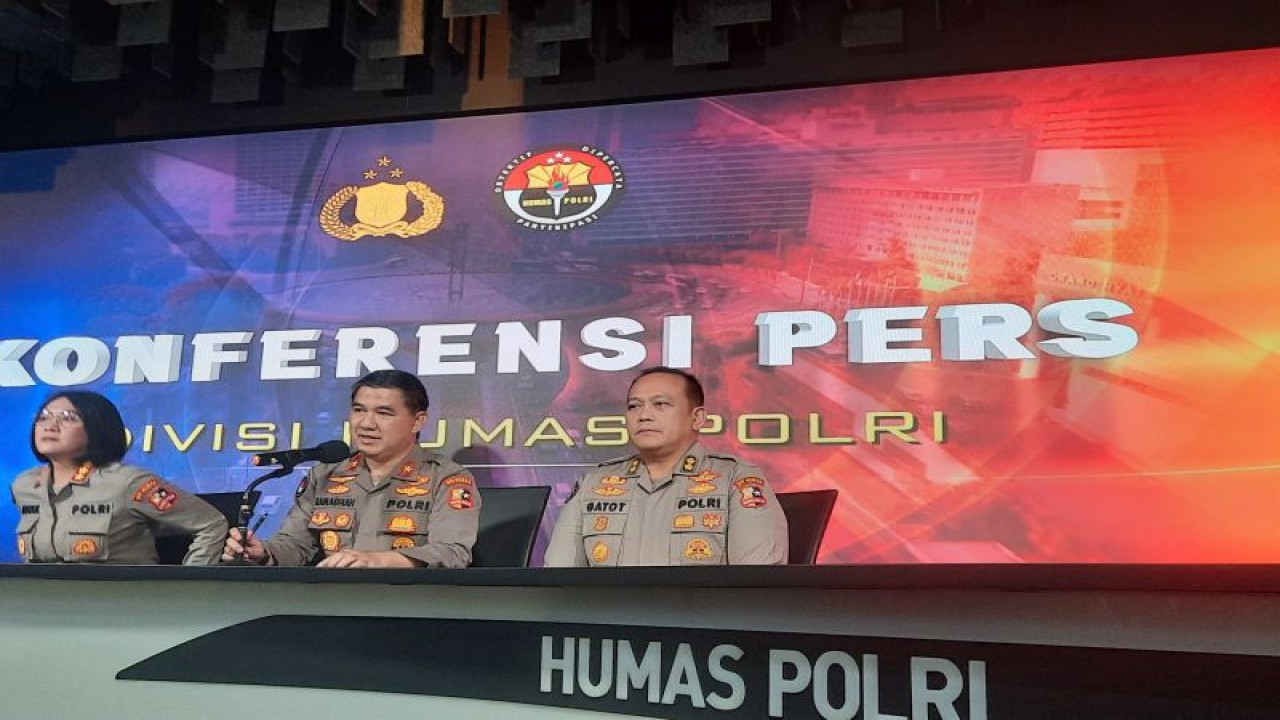 Kepala Biro Penerangan Masyarakat (Karopenmas) DivHumas Polri Brigjen Pol. Ahmad Ramadhan (tengah) memberikan keterangan pers di Mabes Polri, Jakarta, Senin (12/6/2023). (ANTARA/Laily Rahmawaty)