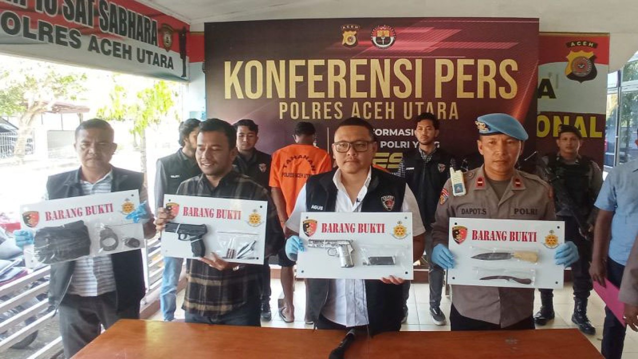 Polisi memperlihatkan barang bukti senjata api hasil sitaan dalam konferensi pers di Mapolres Aceh Utara, Selasa (13/6/2023). (ANTARA/Dedy Syahputra)