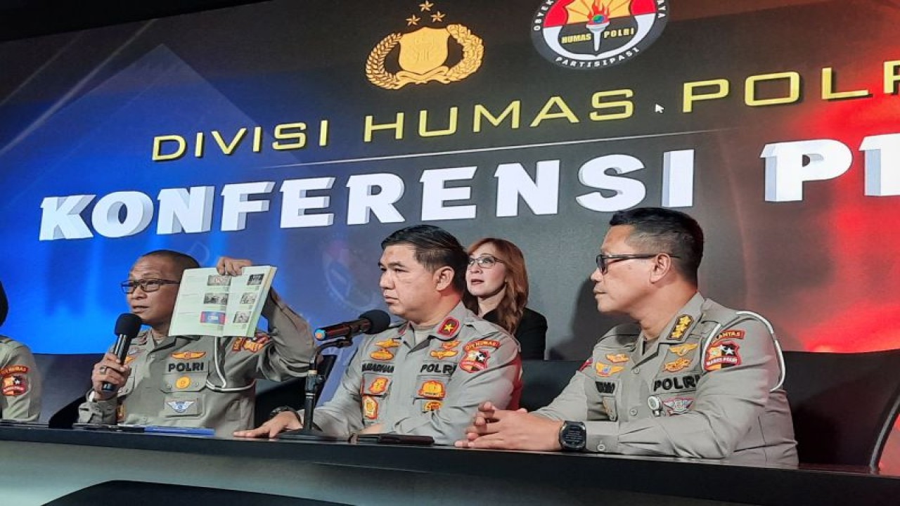 Direktur Registrasi dan Identifikasi Kendaraan Bermotor (Diregidents) Korlantas Polri Brigjen Pol. Yusri Yunus (tengah) memperlihatkan buku panduan ujian SIM dalam konferensi pers di Mabes Polri, Jakarta, Kamis (22/6/2023). ANTARA/Laily Rahmawaty.