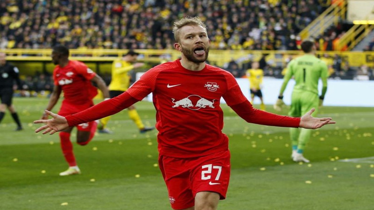 Konrad Laimer dari RB Leipzig merayakan gol pertama mereka saat pertandingan Bundesliga Borussia Dortmund vs RB Leipzig di Signal Iduna Park, Dortmund, Jerman, Sabtu (2/4/2022). ANTARA FOTO/REUTERS/Leon Kuegeler/aww/sad. (REUTERS/LEON KUEGELER)
