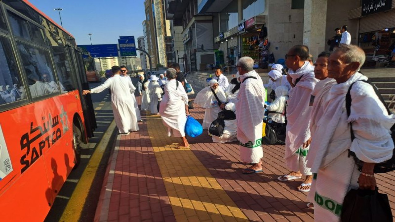 Jamaah haji yang telah memakai pakaian ihram pada Senin (26/6/2023) bersiap menaiki bus yang akan membawa mereka ke Arafah di Makkah, Arab Saudi, untuk melaksanakan wukuf. (ANTARA FOTO/WAHYU PUTRO A)