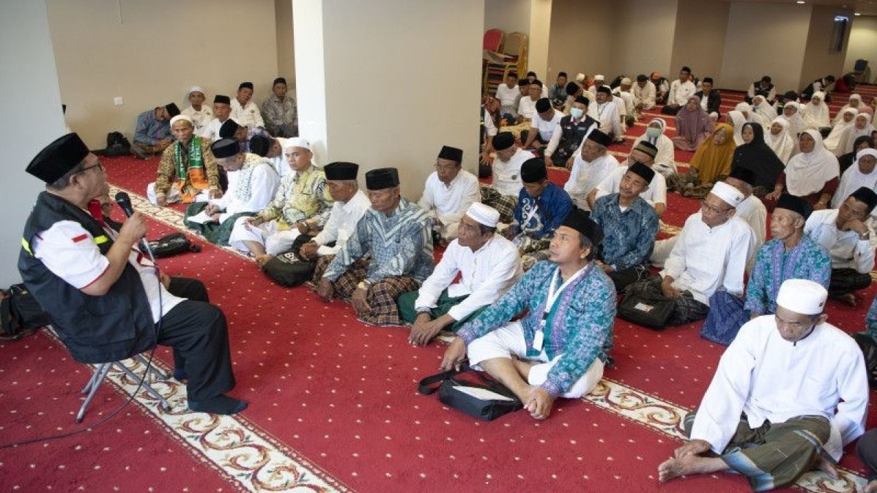 Konsultan ibadah Daker Mekkah PPIH Arab Saudi, Ahmad Kartono (kiri) memberikan pembekalan manasik kepada peserta ibadah haji di salah satu hotel di Mekkah, Arab Saudi, Senin (5 Juni 2023). (ANTARA FOTO/WAHYU PUTRO A)