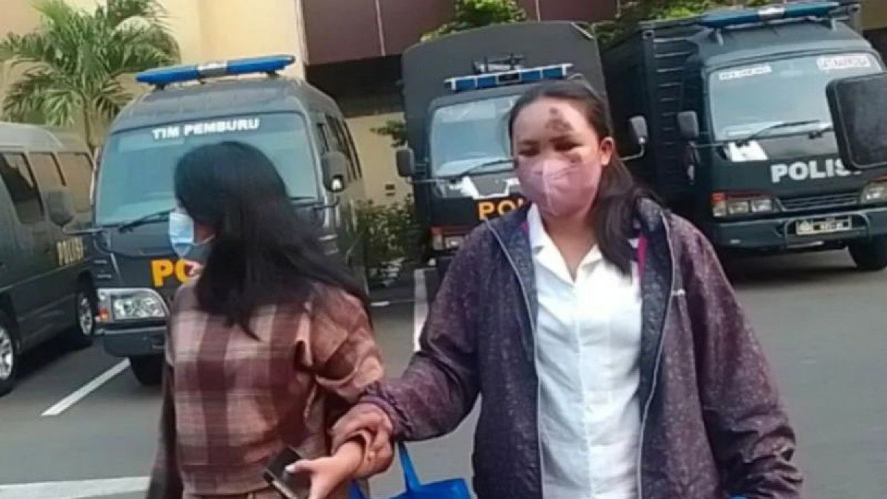 Korban A (kanan) melaporkan kekasihnya AMP yang menabrak dirinya ke Polres Metro Jakarta Selatan, Jakarta, Minggu (4/6/2023). ANTARA/Luthfia Miranda Putri