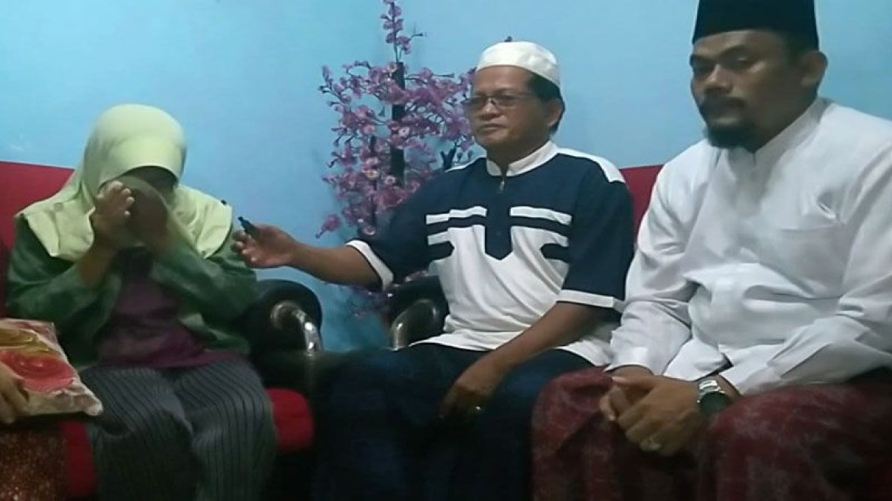 Kakak kandung korban TPPO atas nama Sukurudin, Munjinah (kiri) menangis saat ditemui Ketua DPC Petanesia Kabupaten Cilacap M Taufiq Hidayatulloh (kanan) di rumahnya, Desa Kalisabuk, Kecamatan Kesugihan, Cilacap, Kamis (8/6/2023) malam. ANTARA/HO-M Taufiq Hidayatulloh