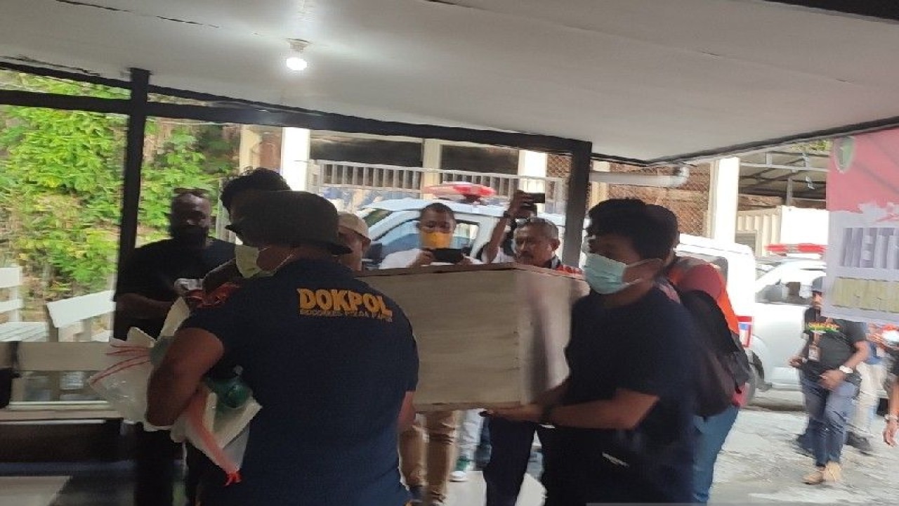 Salah satu dari enam jenazah korban pesawat PK-SMW yang alami kecelakaan saat menuju Poik, dibawa ke RS Bhayangkara Jayapura untuk dilakukan identifikasi dengan post mortem. (ANTARA/Evarukdijati)