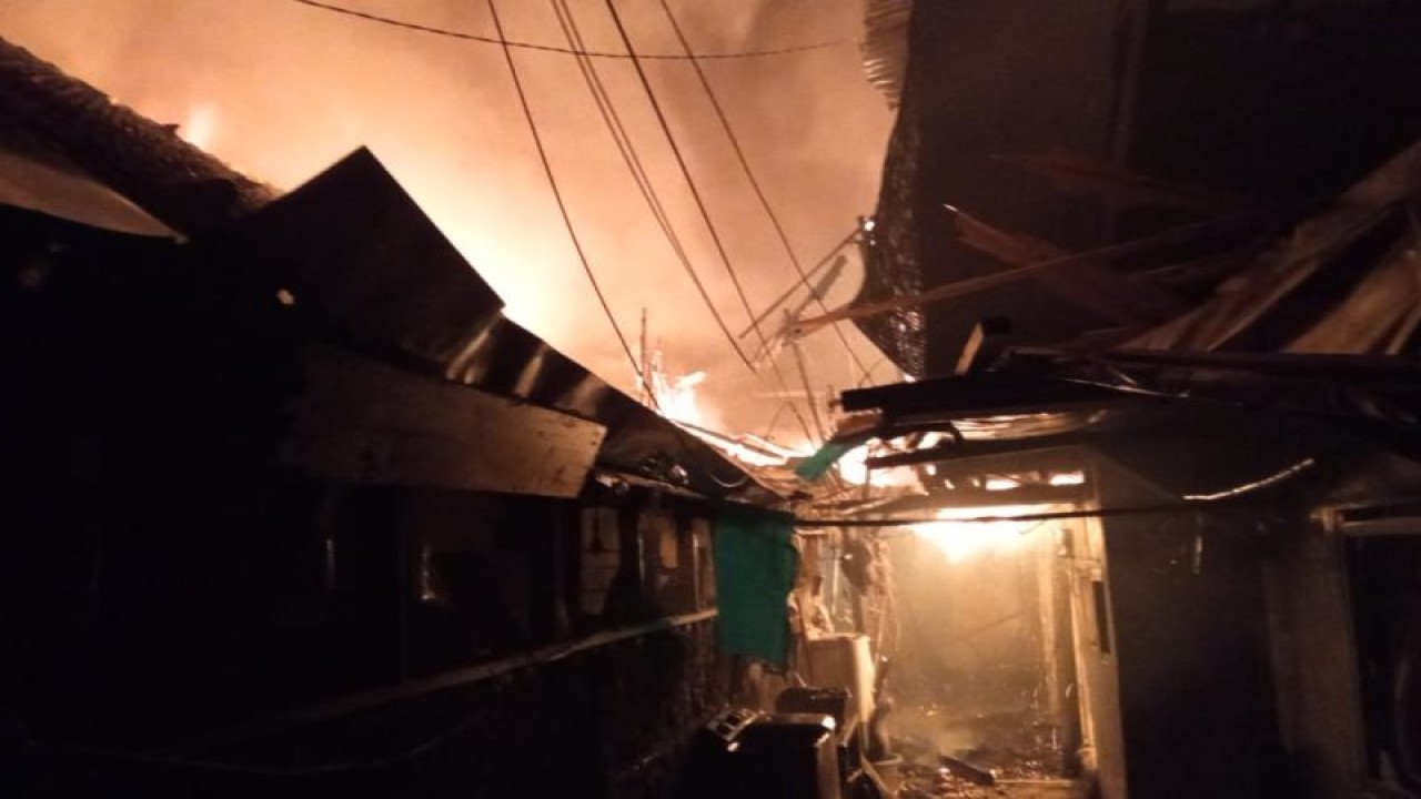 Kebakaran 20 rumah di Jalan Jenderal Ahmad Yani, Gang Akik Yaman, RT 11, RW 05, Pisangan Timur, Pulogadung, Jakarta Timur, Minggu (11/6/2023). Antara/Ho-Sudin Gulkarmat Jakarta Timur