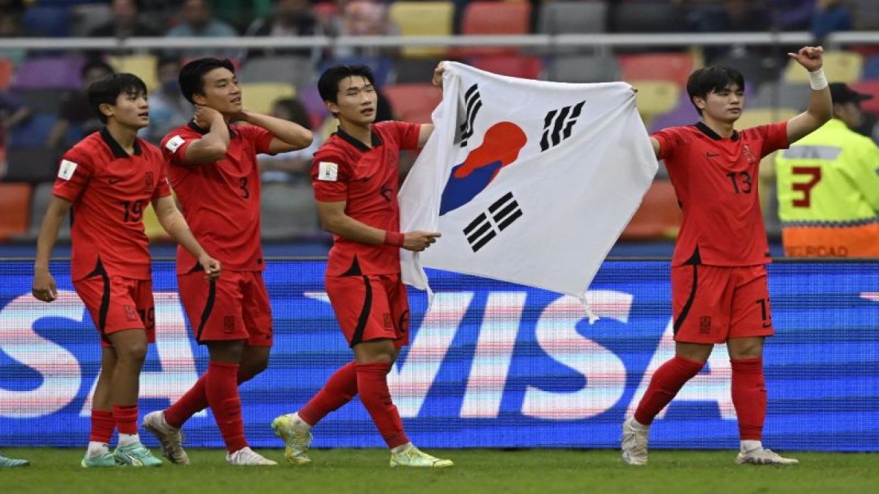 Pemain Timnas Korea Selatan U20 merayakan keberhasilann mereka melaju ke babak semifinal Piala Dunia U20 usai mengalahkan Nigeria dengan skor 1-0 pada babak perempat final di Stadion Madre de Ciudades, Santiago del Estero, Argentina, Minggu (5/6/2023). (ANTARA/AFP/LUIS ROBAYO)
