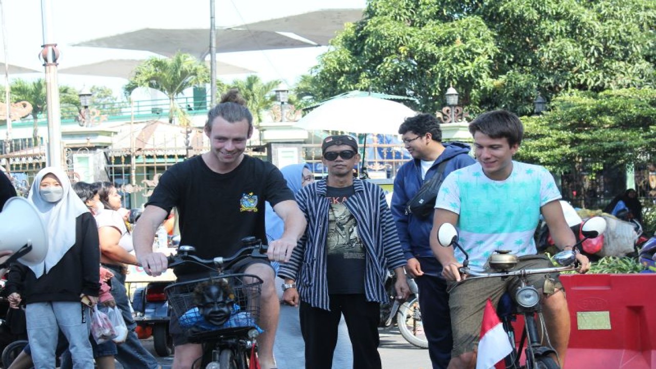 Dua wisatawan asing dari Jerman dan Irlandia mencoba sepeda onthel di ajang Kilas Tau Kayuhku di kawasan Museum Brawijaya Malang, Minggu (18/6) (ANTARA/HO/Humas Sowan 2023/End)