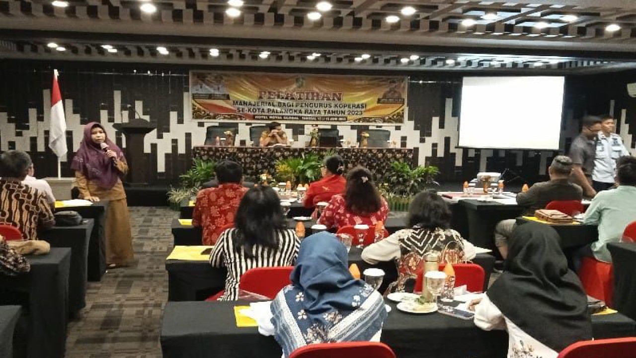 Kegiatan pelatihan manajerial bagi pengurus koperasi se-Kota Palangka Raya, Kalimantan Tengah yang dilaksanakan di oleh DPKUKMP Kota setempat, Selasa (13/6/2023). ANTARA/Adi Wibowo